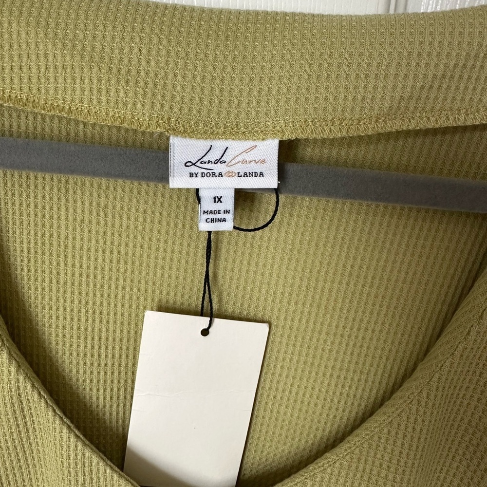 Green Flutter Sleeve Ruffled Blouse - Picture 4 of 9